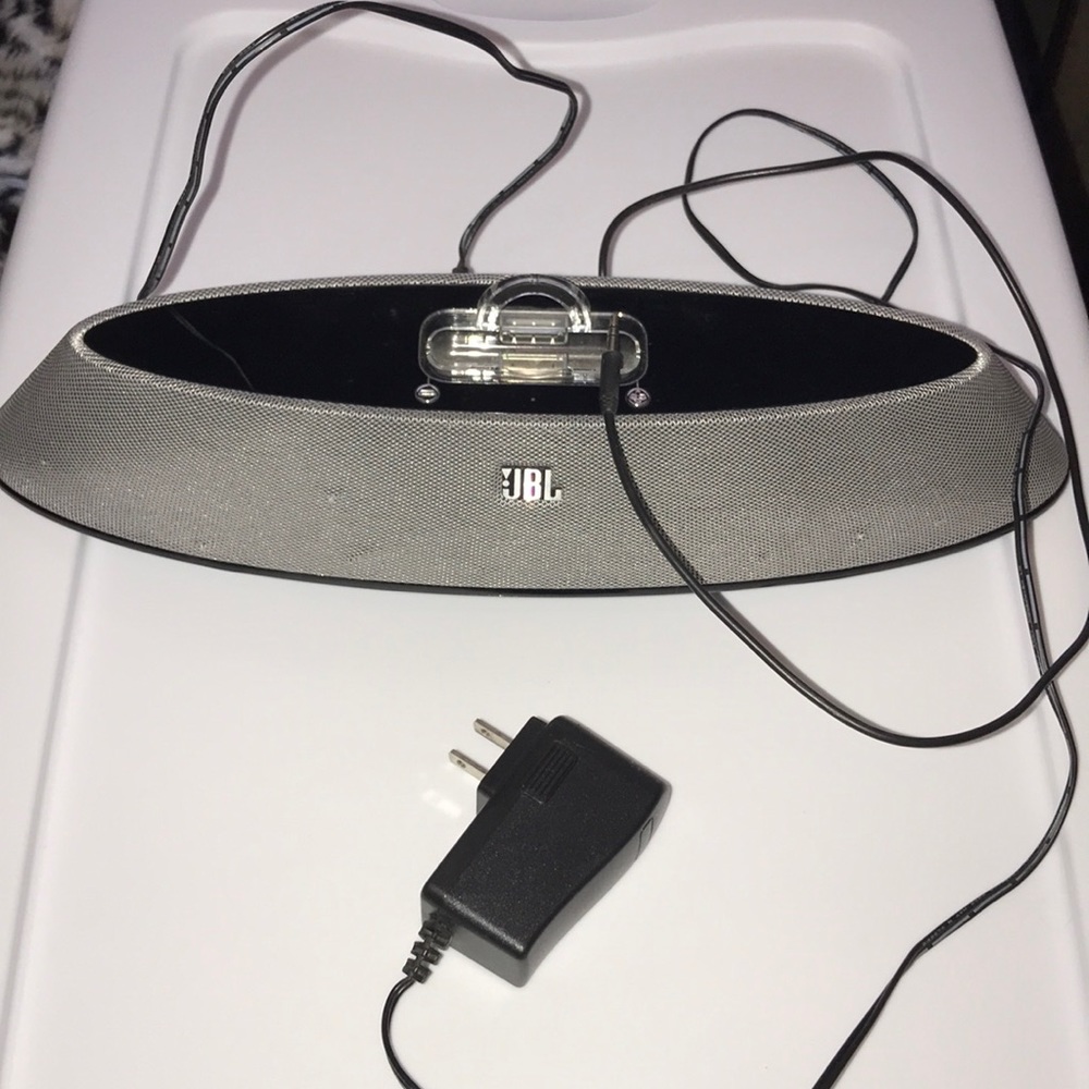 JBL phone speaker/charging dock silver and black iPhone 3 - Picture 2 of 3
